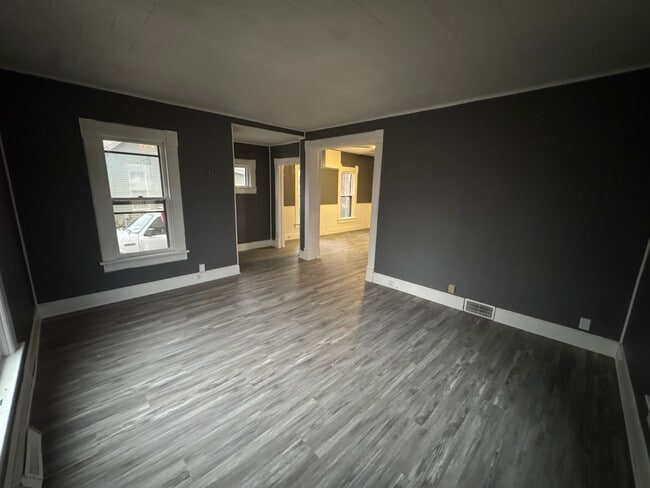 Building Photo - 82 N Elm St