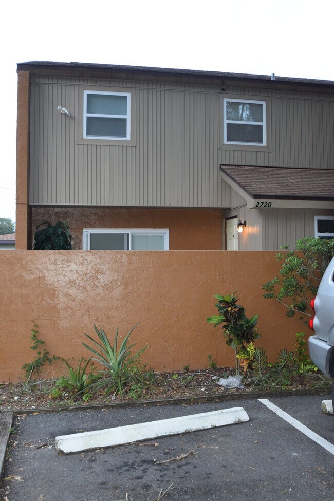 Foto del edificio - 3BR/1.5BA two story Townhouse