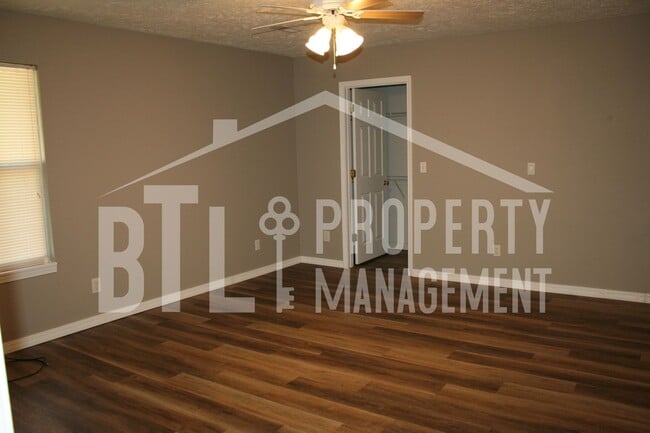 Building Photo - Wonderful 5 Bedroom 3 Bath Home with Attac...