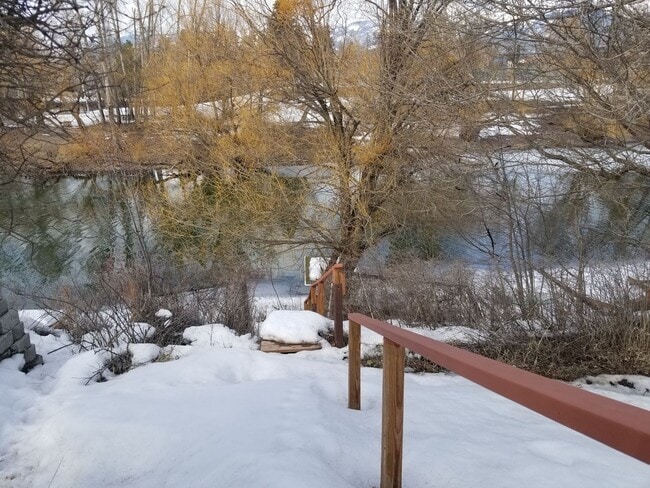 Building Photo - Adorable 2 bedroom charming home on Whitef...