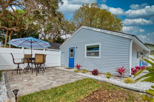 Building Photo - Annual Cottage minutes from Manasota Key Beach!  (2 Units on Property)