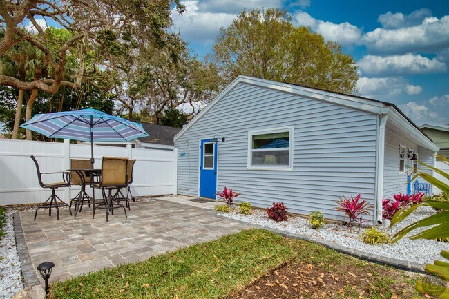 Foto del edificio - Annual Cottage minutes from Manasota Key Beach!  (2 Units on Property)