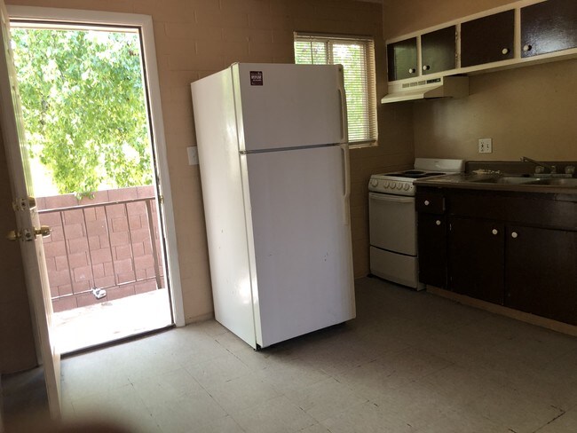 Foto del edificio - 1739 E Cheery Lynn Rd