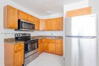 Building Photo - 979 SW 10th St