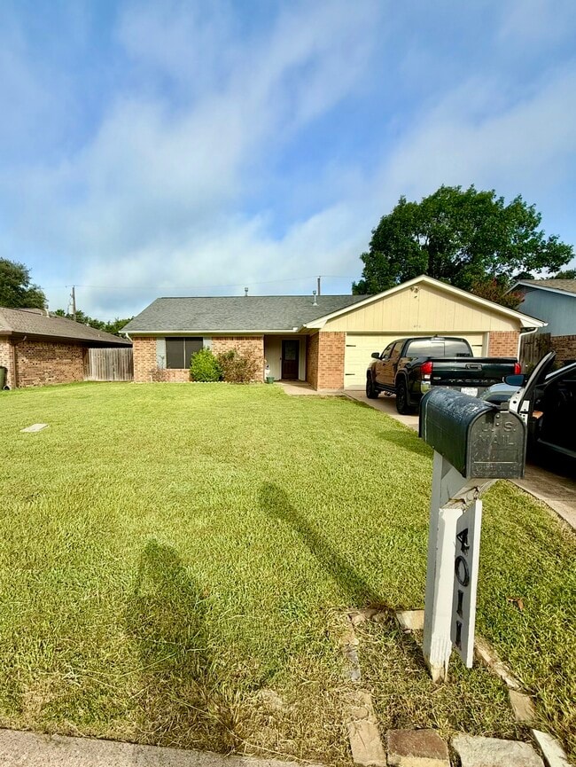 Building Photo - 4011 Woodbriar Dr