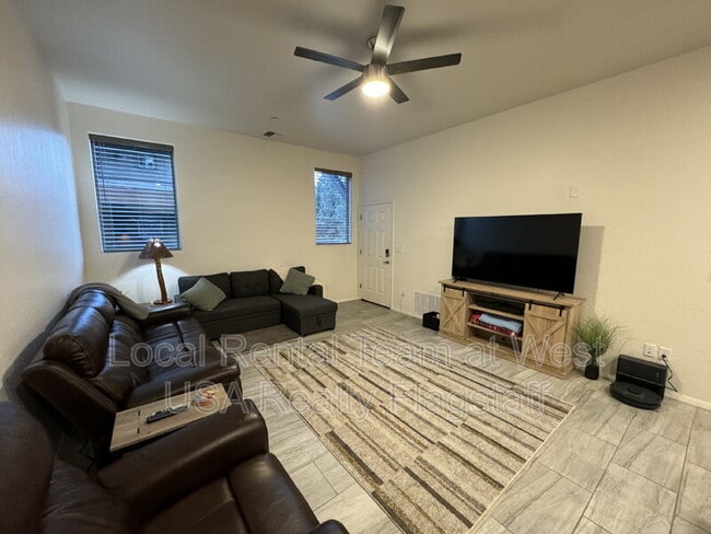 Building Photo - 1650 E Ponderosa Pkwy