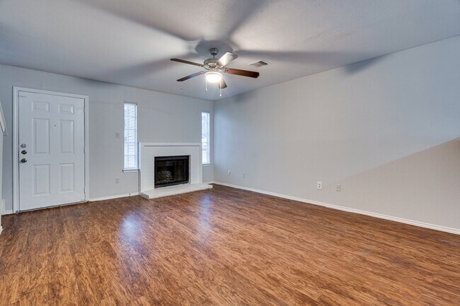 Foto del edificio - Uptown Townhome - 2BD / 2.5BA - Near Downt...
