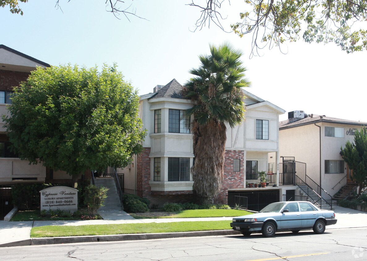 Foto del edificio - 468 E Cypress Ave
