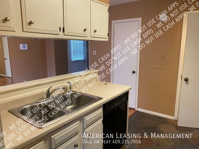Building Photo - Great Townhome in Beaumont's West End!