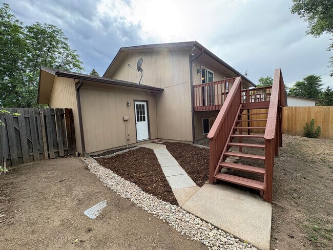 Foto del edificio - Updated **2 Bedroom | 1.5 Bath | 1-Car Garage Townhome**