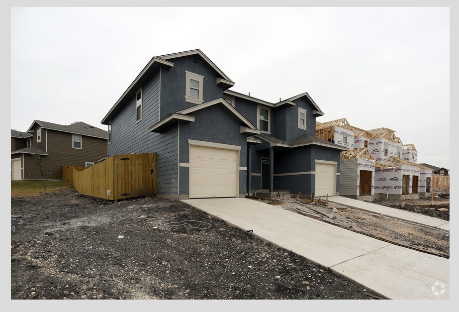 Woodlake Bluffs Apartments in San Antonio, TX