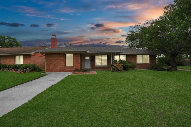 Foto del edificio - 3111 Tanglebriar Dr