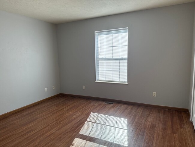 Foto del edificio - Beautiful 6 BR/4BA home with fenced in yar...