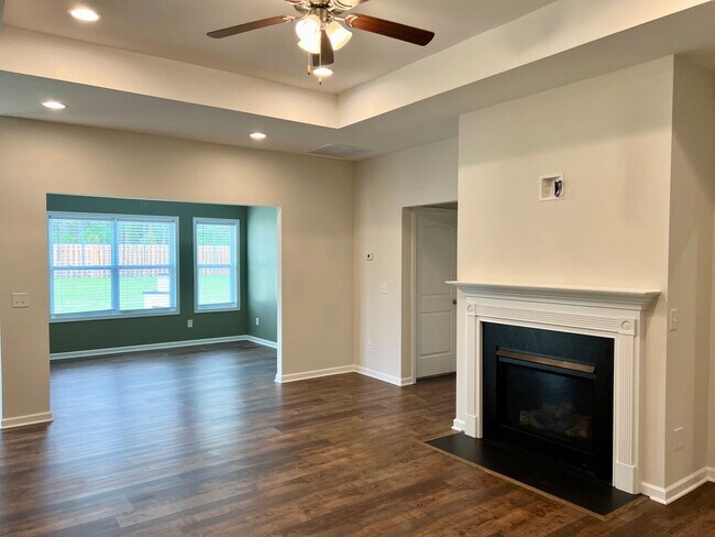 Foto del edificio - STUNNING HOME IN ELGIN'S WALNUT GROVE