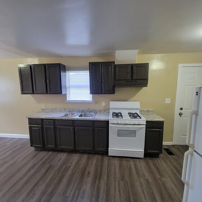 Building Photo - Convenient West Side Location! 3BR/2BA!