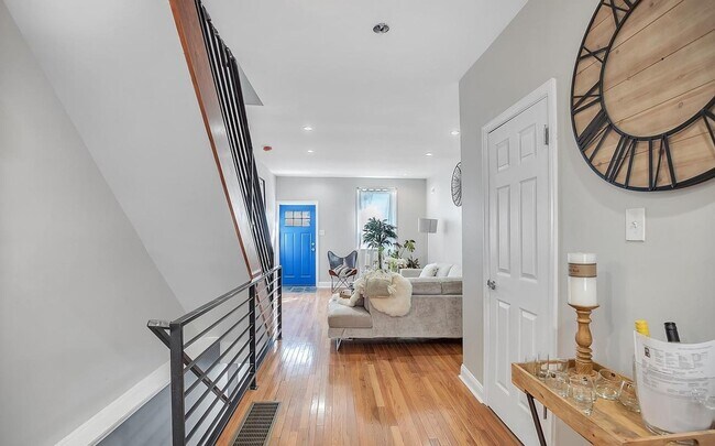 Foto del edificio - Stunning 3-Bedroom Townhouse with Finished...