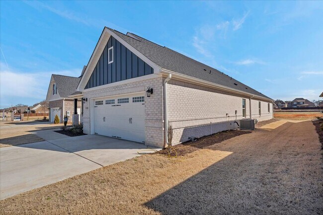 Foto del edificio - Beautiful 4BR/2.5BA  Full Brick Home in Co...