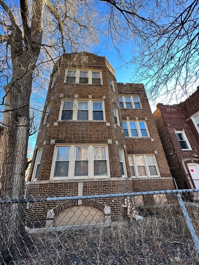 Building Photo - 841 E 80th St