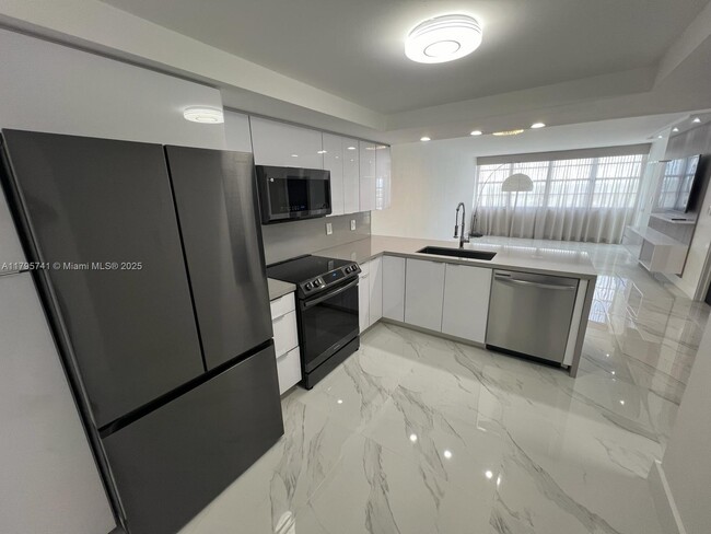 Building Photo - 1301 NE Miami Gardens Dr