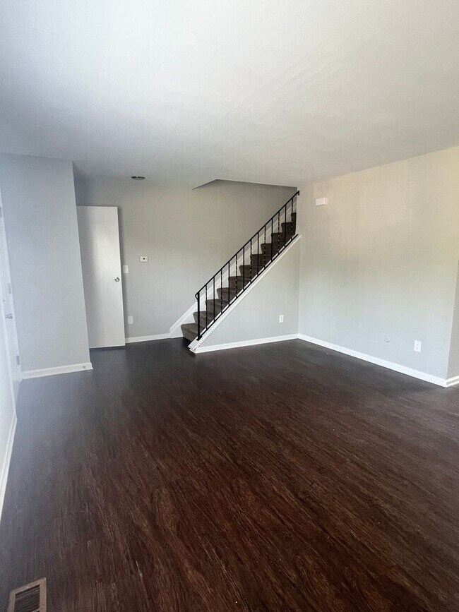 Foto del edificio - Spacious 2 bedroom/1.5 Bath Townhouse with...