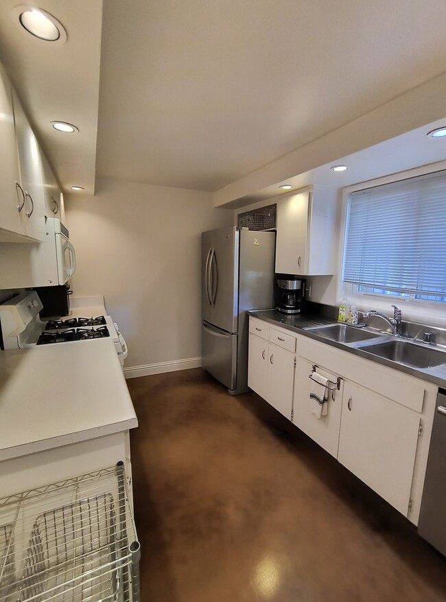 Building Photo - SHORT TERM RENTAL! Fully Furnished and Mov...
