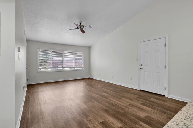 Building Photo - Almost New & Ready for you! Lovely 1 Bedroom/1 Bath Condo