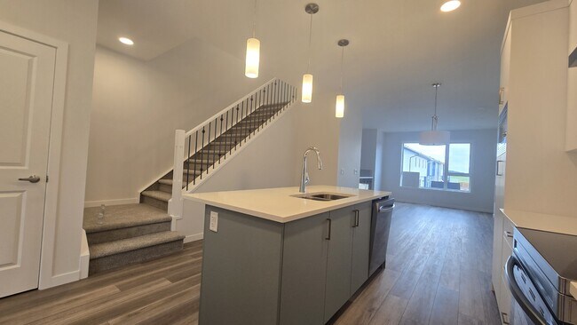 Photo du bâtiment - 442 Carringvue Grove NW