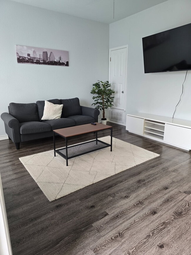 Building Photo - 2204 San Gabriel St