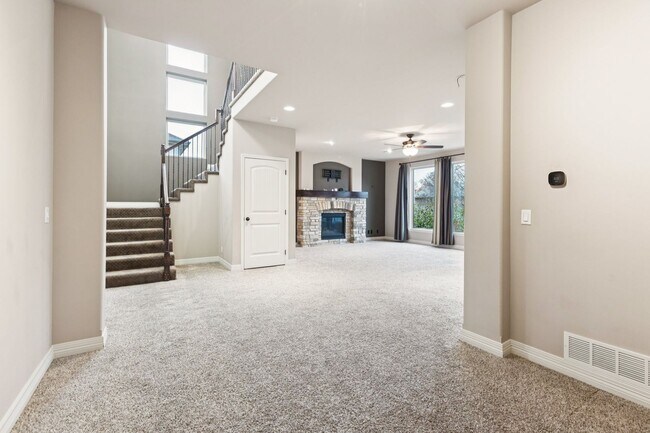Foto del edificio - Spacious 5 Bedroom in Great Millard West Location!!