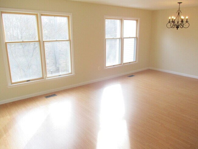 Building Photo - Beautiful 4 BR/2 BA Townhome in Silver Spr...