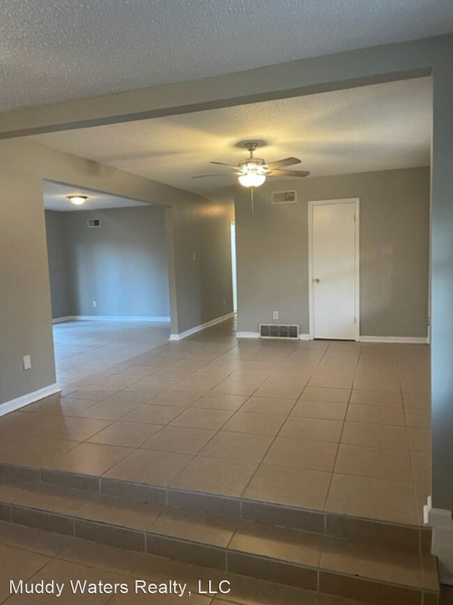 Building Photo - 3 br, 1 bath House - 2208 Colonial Hills