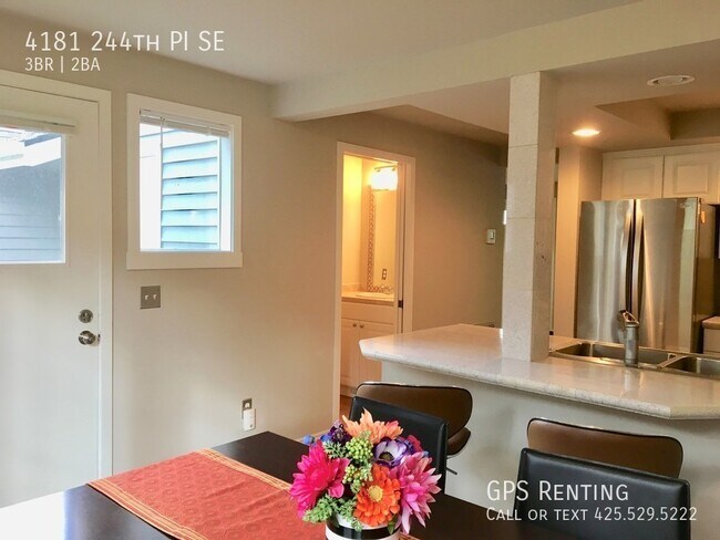 Building Photo - 3 Bedroom Townhome In Klahanie Community!