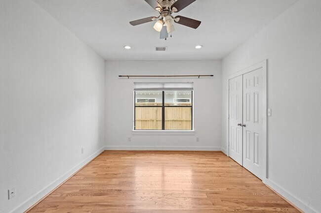 Foto del edificio - 4734 Bell St
