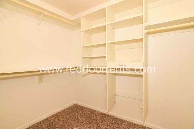 Building Photo - 12854 S Fleetwood Dr