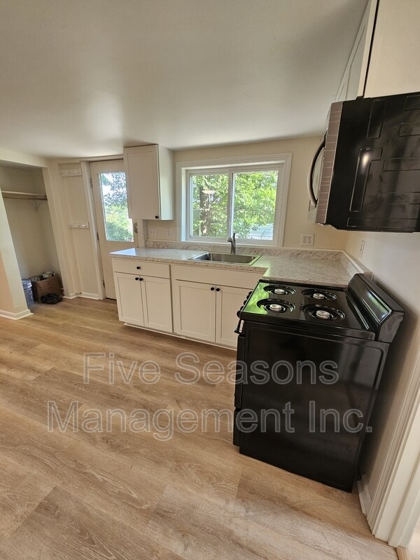 Foto del edificio - 465-467 Colchester Avenue - 5