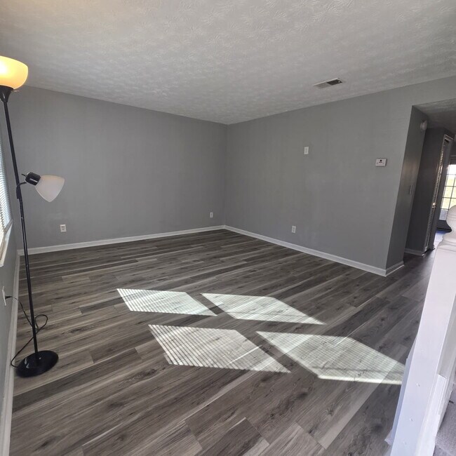 Foto del edificio - @ Bedroom Townhome conveniently located near the interstate, hospital, airport, entertainment and...