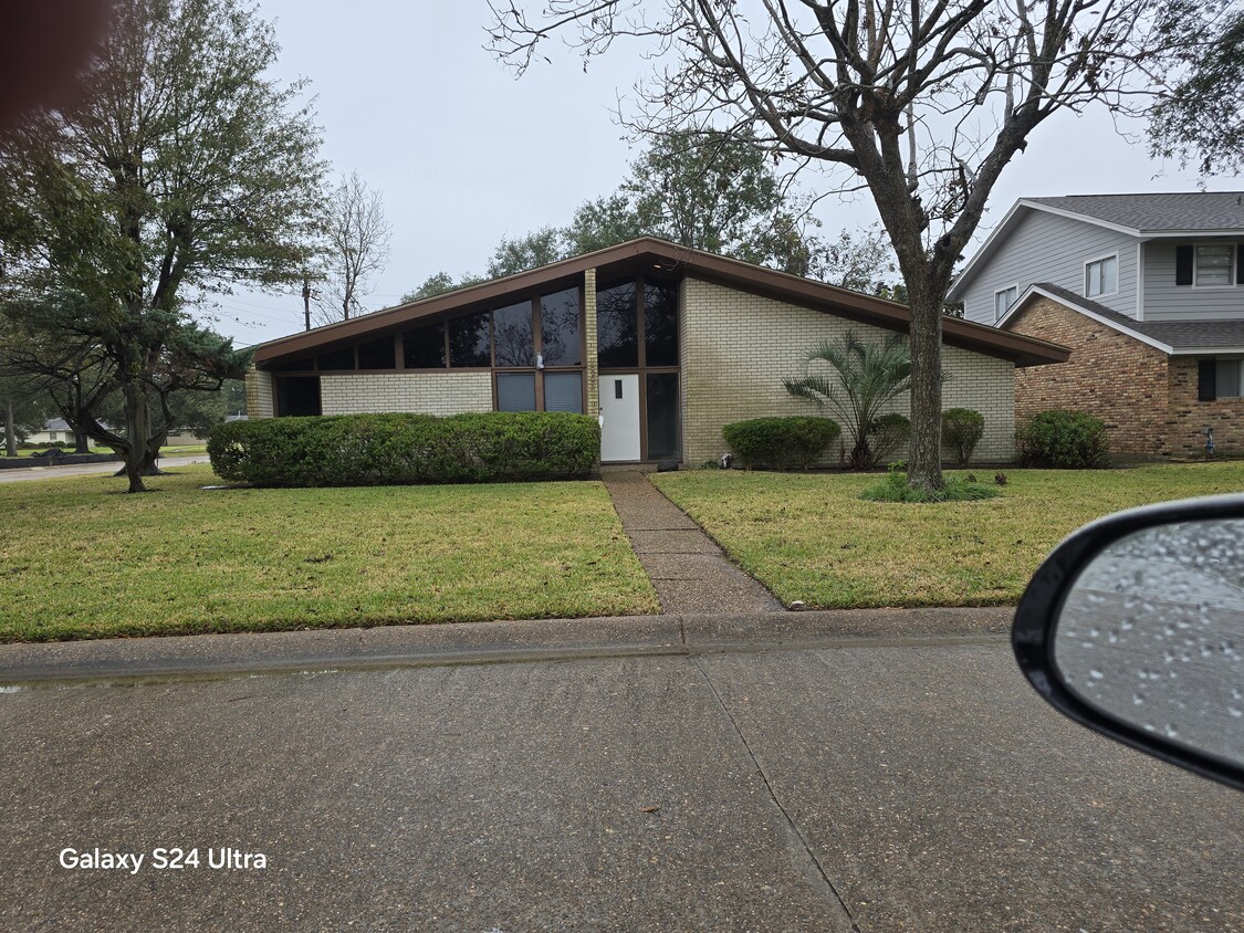 Newly remodeled 4/2.5/2 car garage. - 1503 17th Ave N