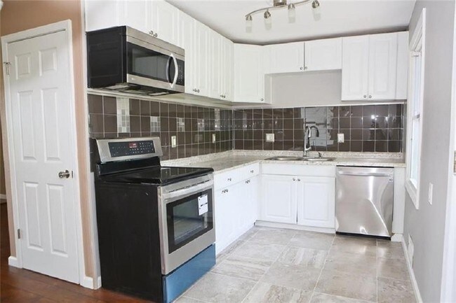 Foto del edificio - 5221 Sycamore Ave