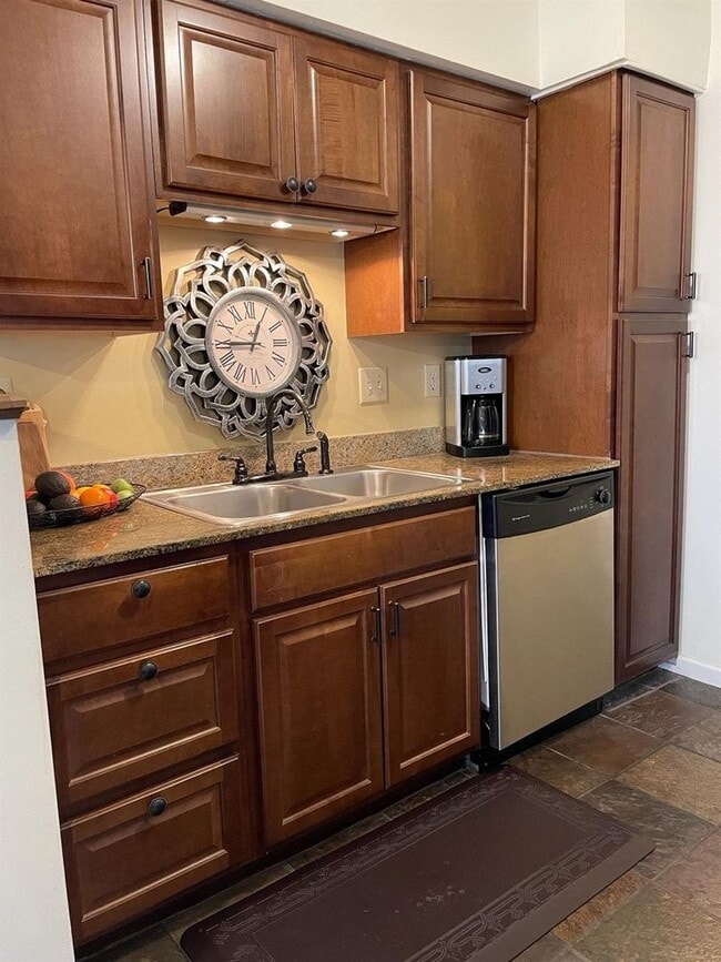 Building Photo - Updated Top-Floor 2 Bedroom Condo with Fir...