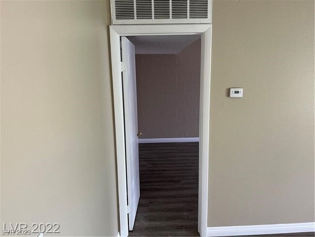 Building Photo - 625 S Royal Crest Cir