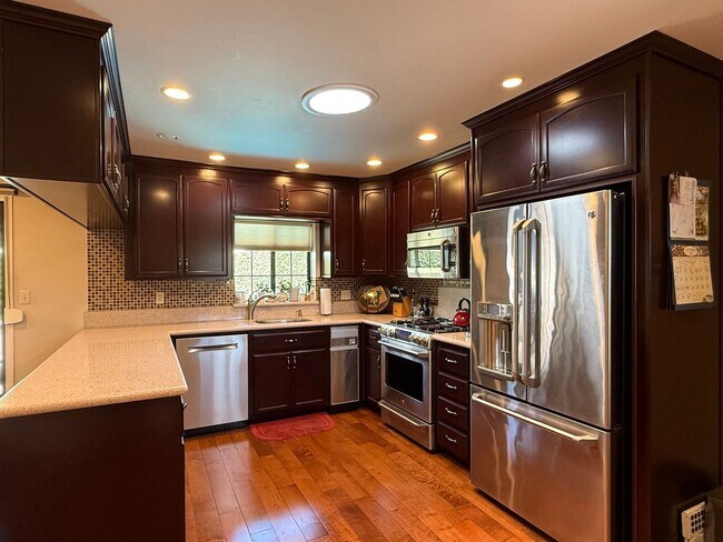 Foto del edificio - Spacious 4-Bedroom Home, Cupertino Schools...