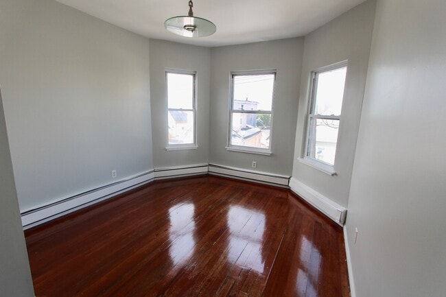 Building Photo - 643 Beach St