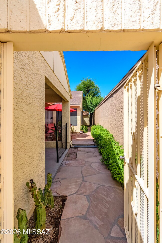 Building Photo - 2549 N Palo Santo Dr