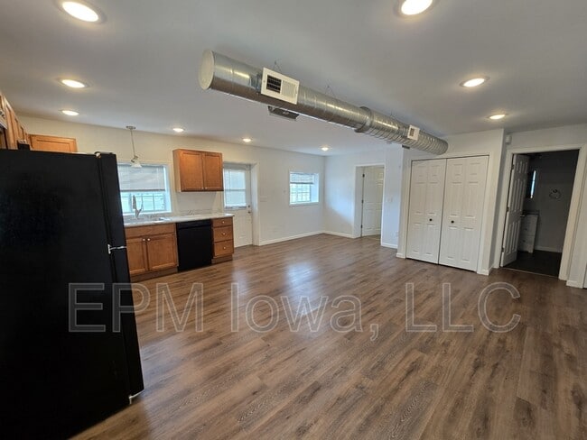 Building Photo - 904 W Welsh St