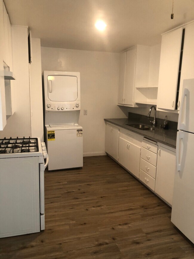 Kitchen - 10515 Burin Ave