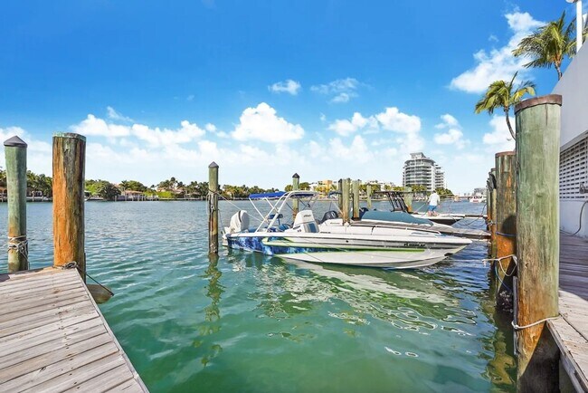 Building Photo - 1 Bedroom Townhome in Miami Beach