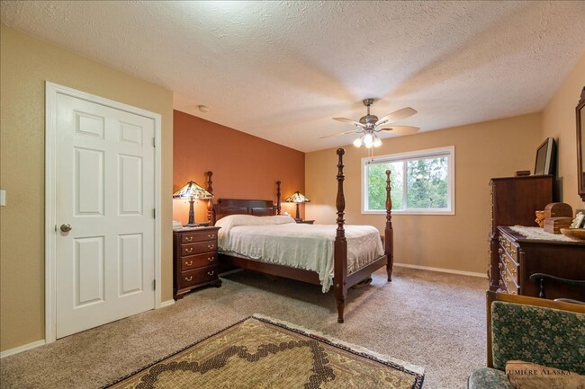 Building Photo - Beautiful 4 Bedroom 2 Bathroom House!
