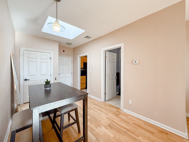 Dining Area - 7 Central Sq
