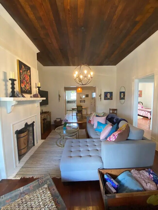 Building Photo - Fully furnished 2 bedroom home in Downtown...