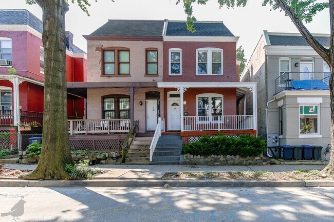 Foto del edificio - Classy Columbia Heights Row Home! 1/2 Off ...